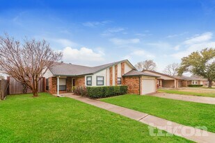 3521 Kirby Creek Dr in Grand Prairie, TX - Building Photo