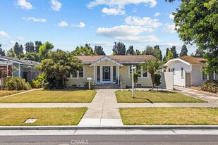 228 Jacaranda Pl in Fullerton, CA - Building Photo