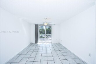 16950 W Dixie Hwy, Unit b320 in North Miami Beach, FL - Foto de edificio - Building Photo