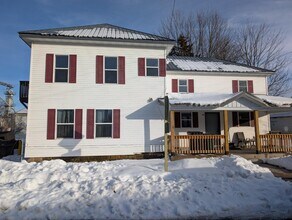 118 N Wisconsin St in Fall Creek, WI - Foto de edificio - Building Photo