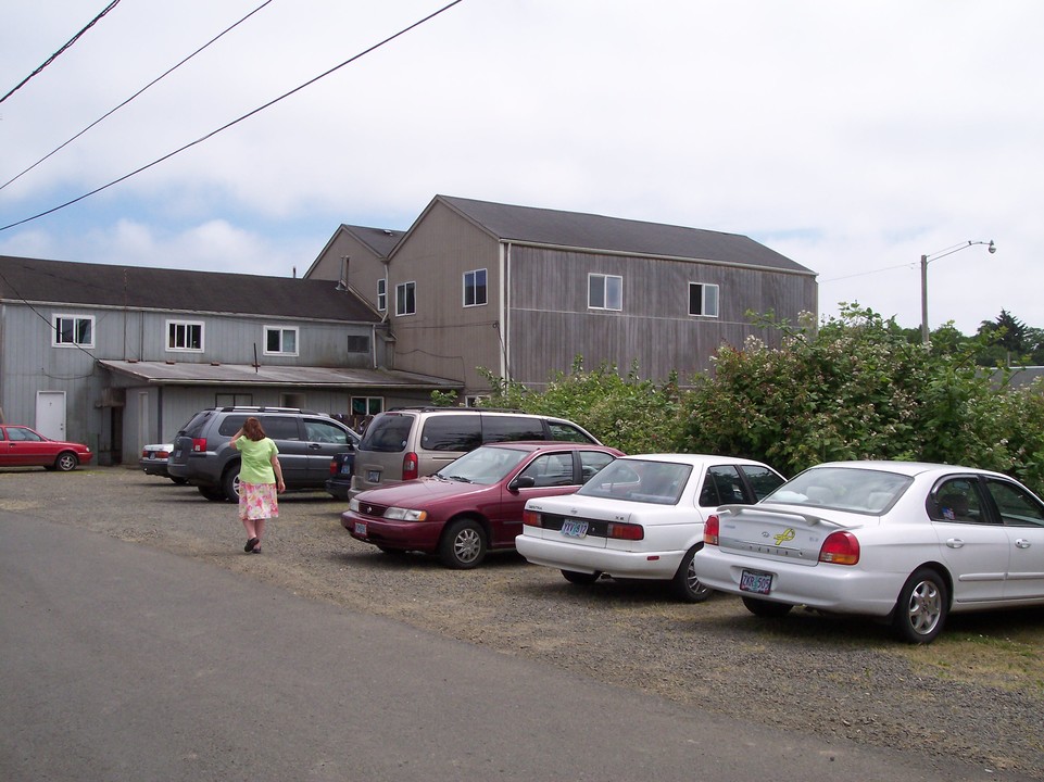 87 NE Harbor Ct in Warrenton, OR - Building Photo