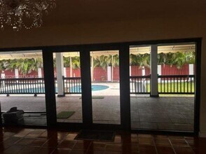 7240 SW 58th St in Miami, FL - Foto de edificio - Building Photo