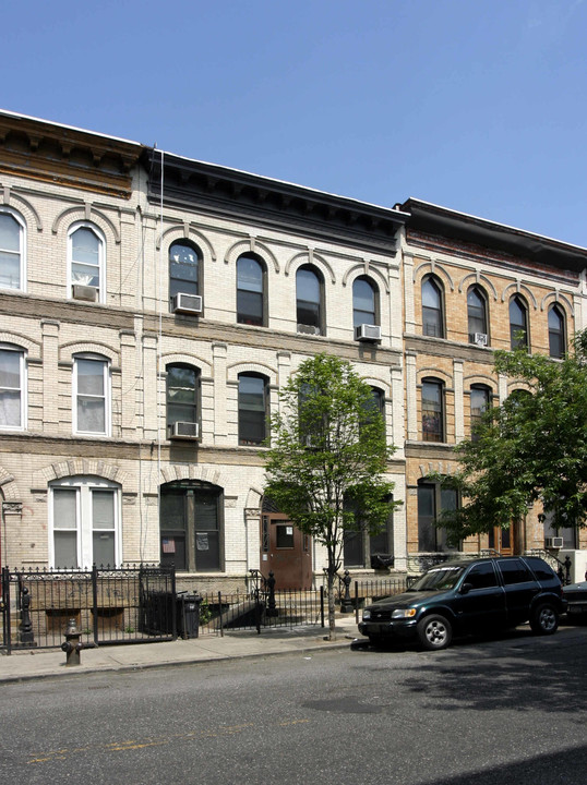1529 Dekalb Ave in Brooklyn, NY - Foto de edificio