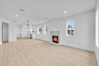 16385 Valencia Ave in Fontana, CA - Building Photo - Building Photo