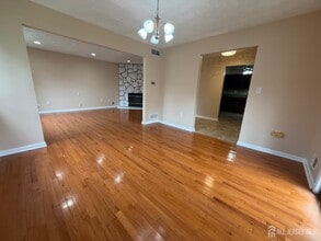 1302 Edison Glen Terrace in Edison, NJ - Foto de edificio - Building Photo