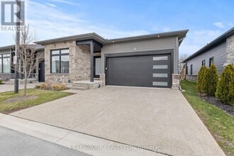 8974 Willoughby Dr in Niagara Falls, ON - Building Photo - Building Photo