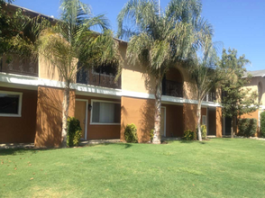 HAZELWOOD APARTMENTS in Lemoore, CA - Foto de edificio - Building Photo