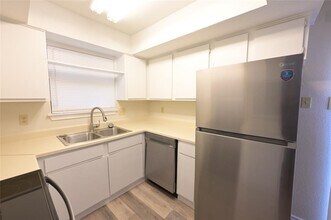 916 Crockett St in Lockhart, TX - Building Photo - Building Photo