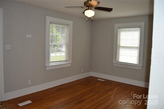 364 21st Ave NE in Hickory, NC - Foto de edificio - Building Photo