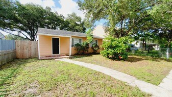 750 52nd Ave N in St. Petersburg, FL - Building Photo