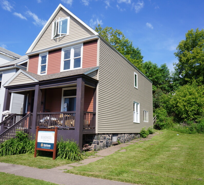 123 E 4th St in Duluth, MN - Foto de edificio