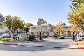 Cypress Park in Monterey, CA - Foto de edificio - Building Photo