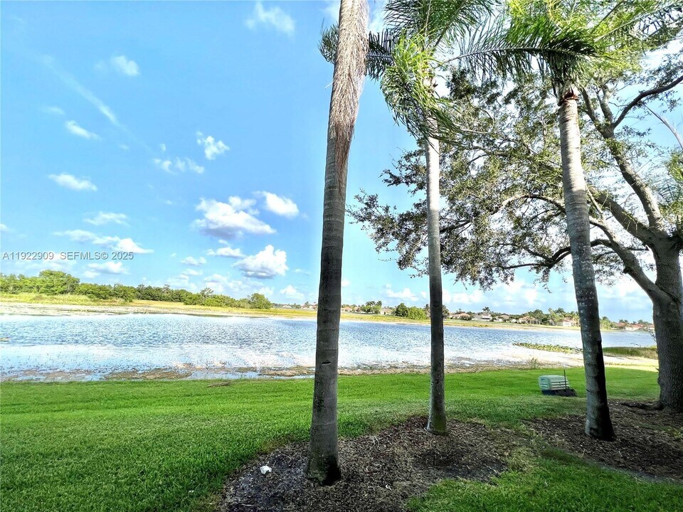 1816 Salerno Cir in Weston, FL - Foto de edificio