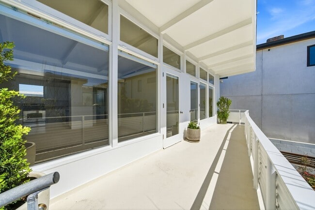 1210 W Oceanfront, Unit 1210.5 W Oceanfront in Newport Beach, CA - Building Photo - Building Photo