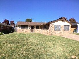 4813 Woodview Dr in Del City, OK - Building Photo