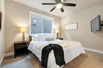 868 Chelan Ave NE in Renton, WA - Foto de edificio - Building Photo