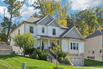 12 Hilltop Dr in North Caldwell, NJ - Building Photo - Building Photo