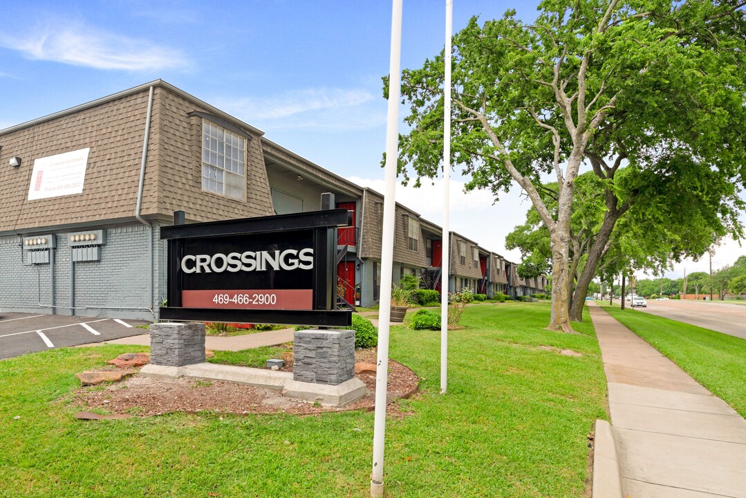 Crossings Apartments in Garland, TX - Building Photo