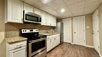 320 New York Ave in Huntington, NY - Building Photo