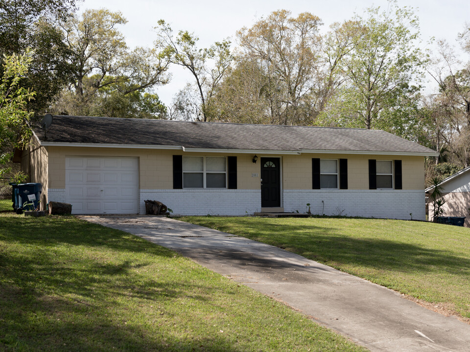 2001 Tanglewood Dr in Orange City, FL - Foto de edificio