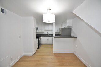 12015 Burbank Blvd, Unit 02 in Los Angeles, CA - Foto de edificio - Building Photo