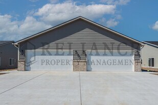 5123 N Cypress St in Bel Aire, KS - Building Photo