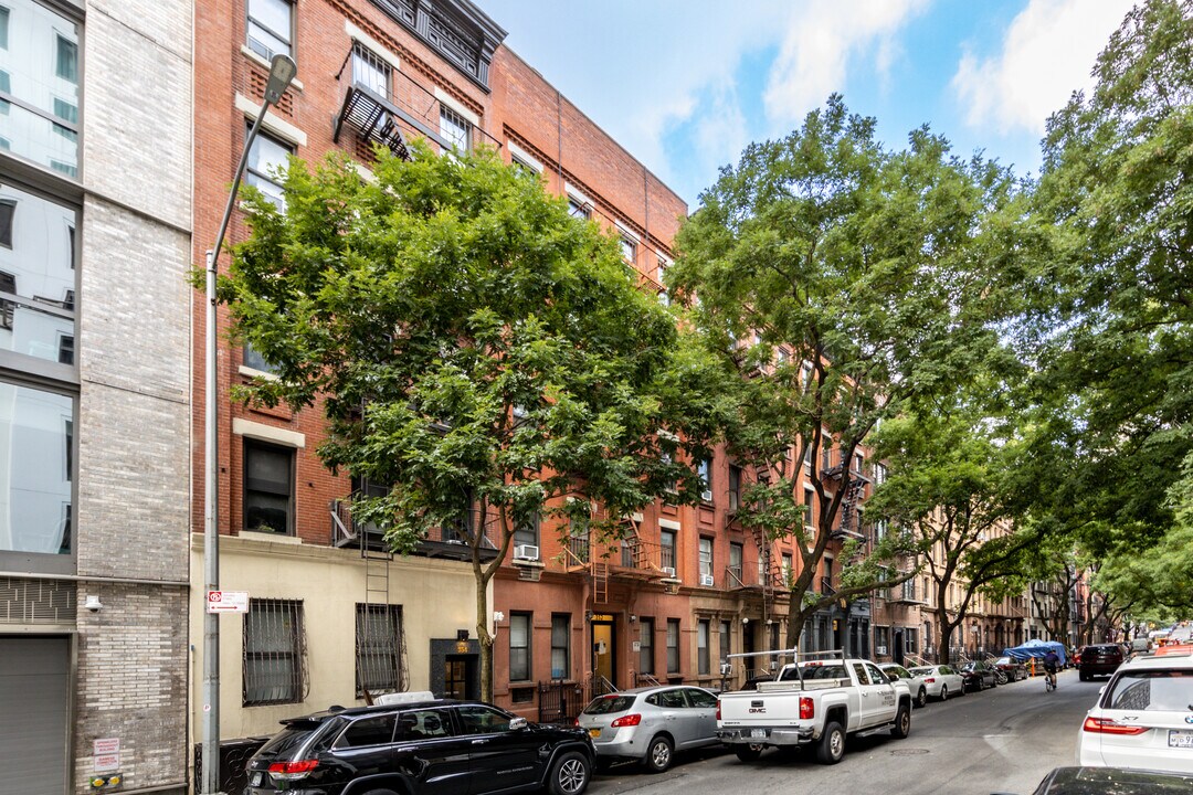 352 E 89th St in New York, NY - Building Photo