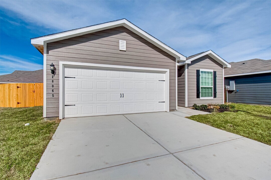 28065 Irving Dr in Magnolia, TX - Building Photo