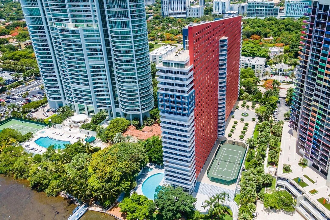 1627 Brickell Ave, Unit 2606 in Miami, FL - Building Photo