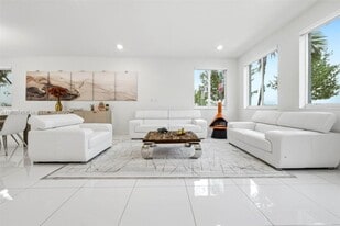 6611 NW 102nd Path in Doral, FL - Building Photo