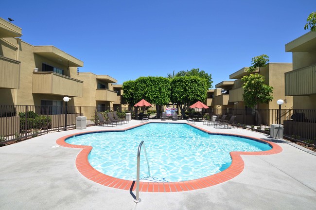 Villa Napoli Apartments in Chula Vista, CA - Building Photo - Building Photo