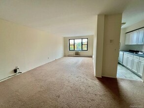 77 Carpenter Ave in Mt Kisco, NY - Building Photo - Building Photo