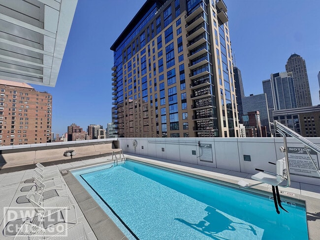 110 W Chicago Ave, Unit S in Chicago, IL - Building Photo - Building Photo