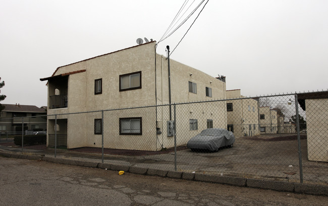 716 E Virginia Way in Barstow, CA - Foto de edificio - Building Photo
