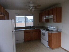 2295 Monticello St in Albany, OR - Foto de edificio - Building Photo