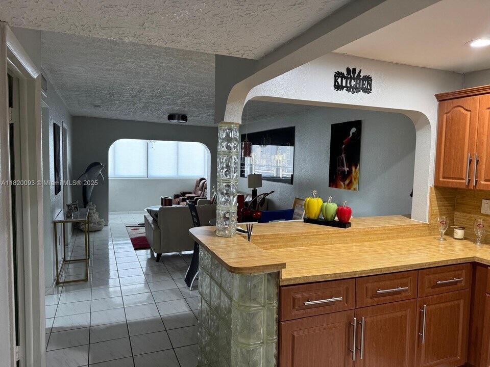 6090 W 18th Ave in Hialeah, FL - Building Photo