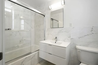 165 E 80th St in New York, NY - Foto de edificio - Building Photo