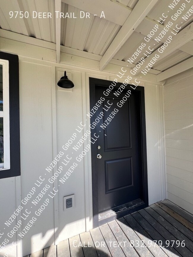 9750 Deer Trail Dr in Houston, TX - Building Photo - Building Photo