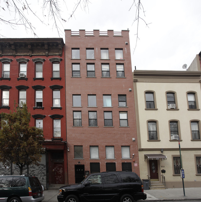 201 Johnson Ave in Brooklyn, NY - Foto de edificio - Building Photo