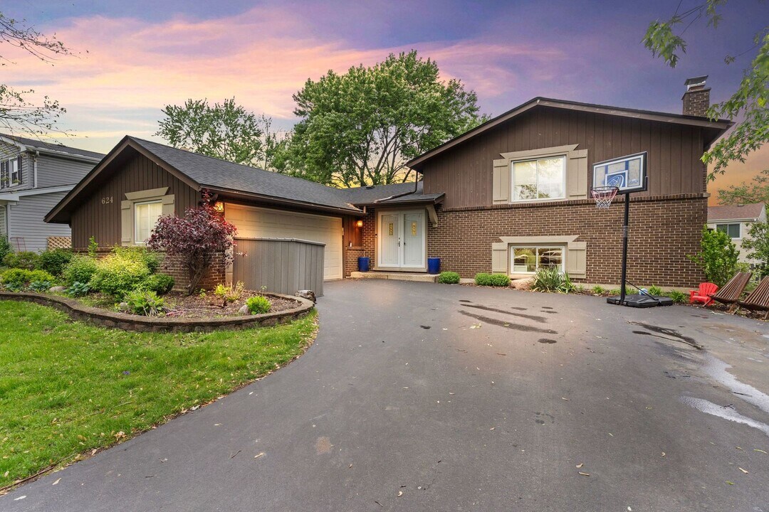 624 Independence Ave in Westmont, IL - Building Photo