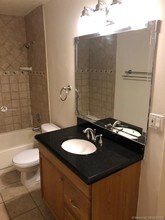 3477 NW 44th St-Unit -105 in Lauderdale Lakes, FL - Foto de edificio - Building Photo