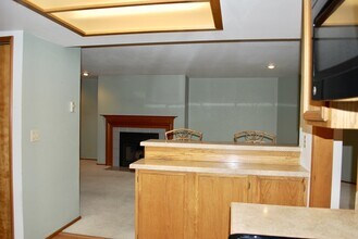 Kirkland's Eastridge Condo, Unit 202 in Kirkland, WA - Foto de edificio - Building Photo