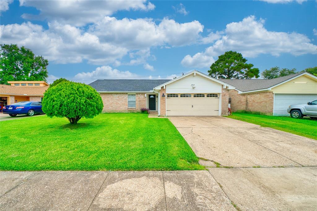 1323 Oakengates Dr in Houston, TX - Building Photo