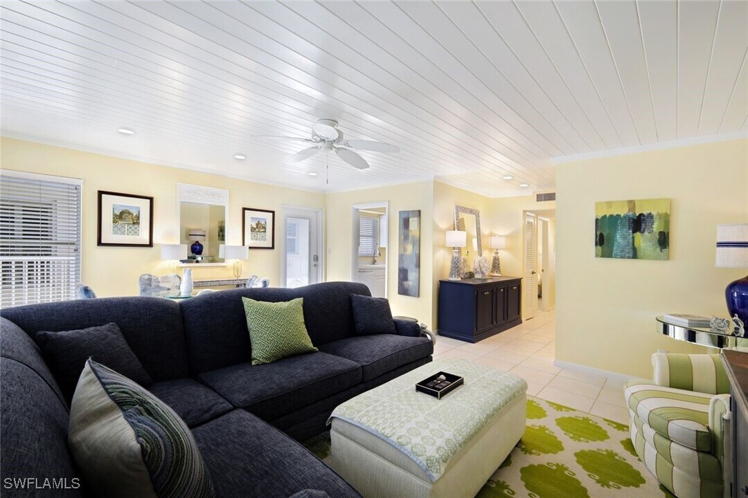286 4th St S in Naples, FL - Building Photo