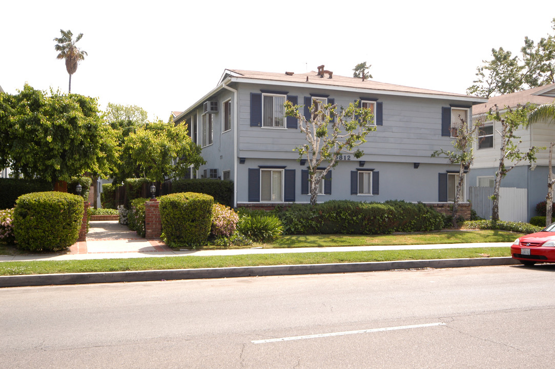 5812 Coldwater Canyon Ave in North Hollywood, CA - Building Photo