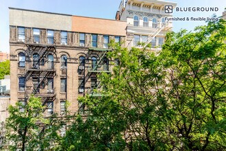 118 Christopher St in New York, NY - Building Photo - Building Photo