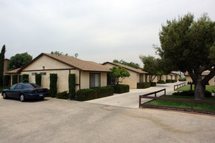 15334 Sequoia Ave in Hesperia, CA - Foto de edificio - Building Photo