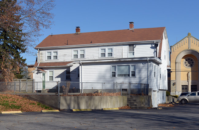 926 Atwood Ave in Johnston, RI - Foto de edificio - Building Photo