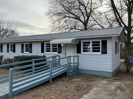 8402 Duncan Bridge Rd in Cleveland, GA - Building Photo