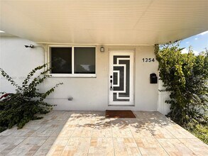 1354 NW 69th St in Miami, FL - Building Photo - Building Photo